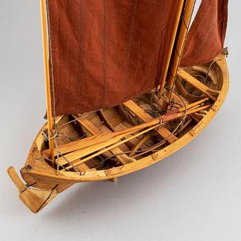 Båtmodell, robåt från Fjällbacka, signerad "Peter Schmidt 2009".