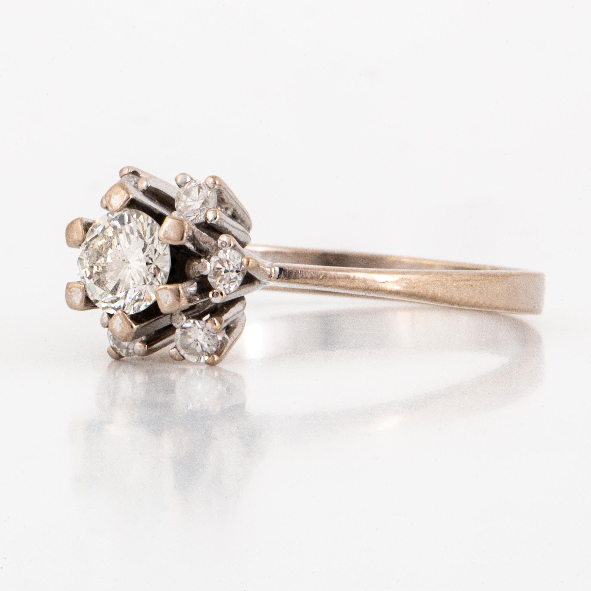 Brilliant-cut diamond ring.