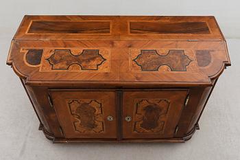 SKÄNK / SKRIVPULPET, barock, 1700-talets mitt.