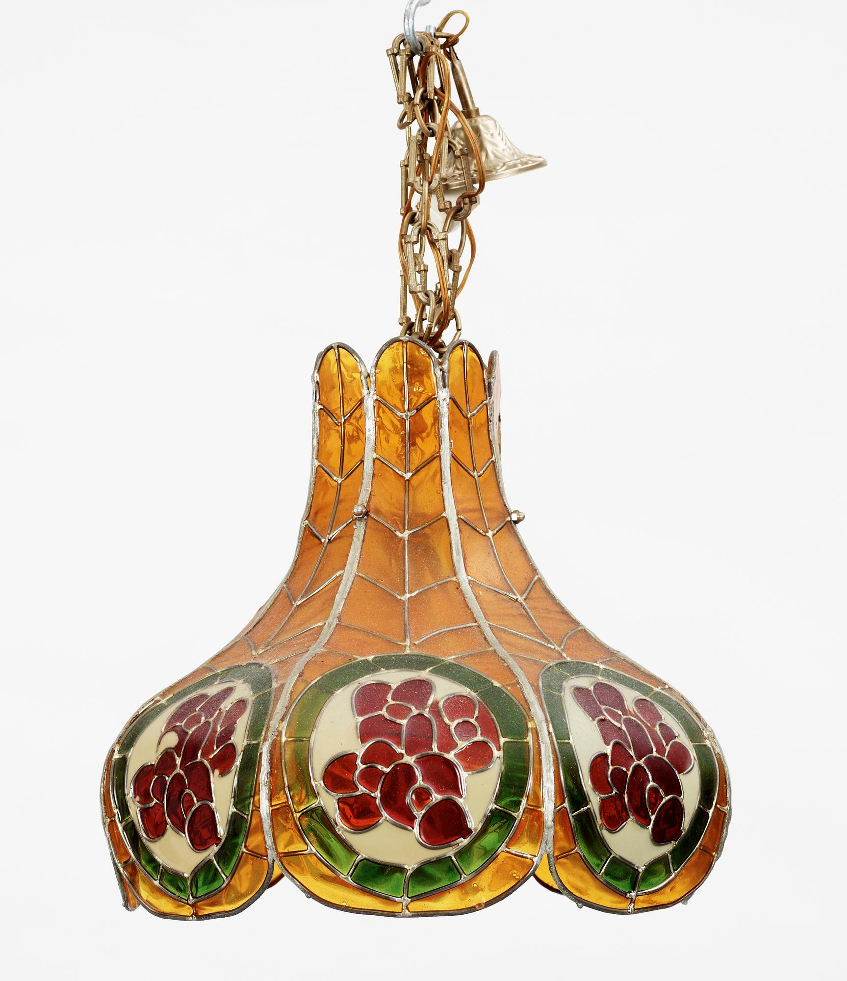 TAKLAMPOR, 2 st, Tiffanystil, 1900-talets andra hälft. Diam 43-46.