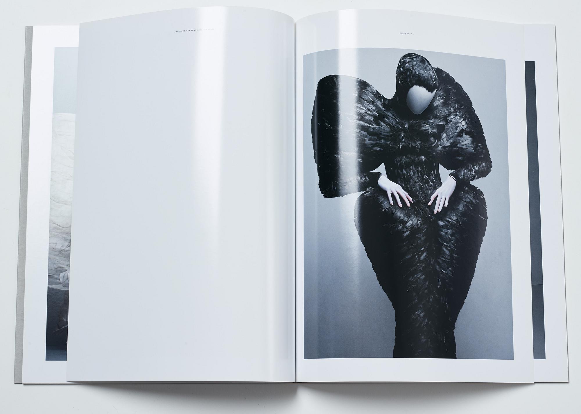 Sølve Søndsbø, bok Pictures from Savage Beauty signed.