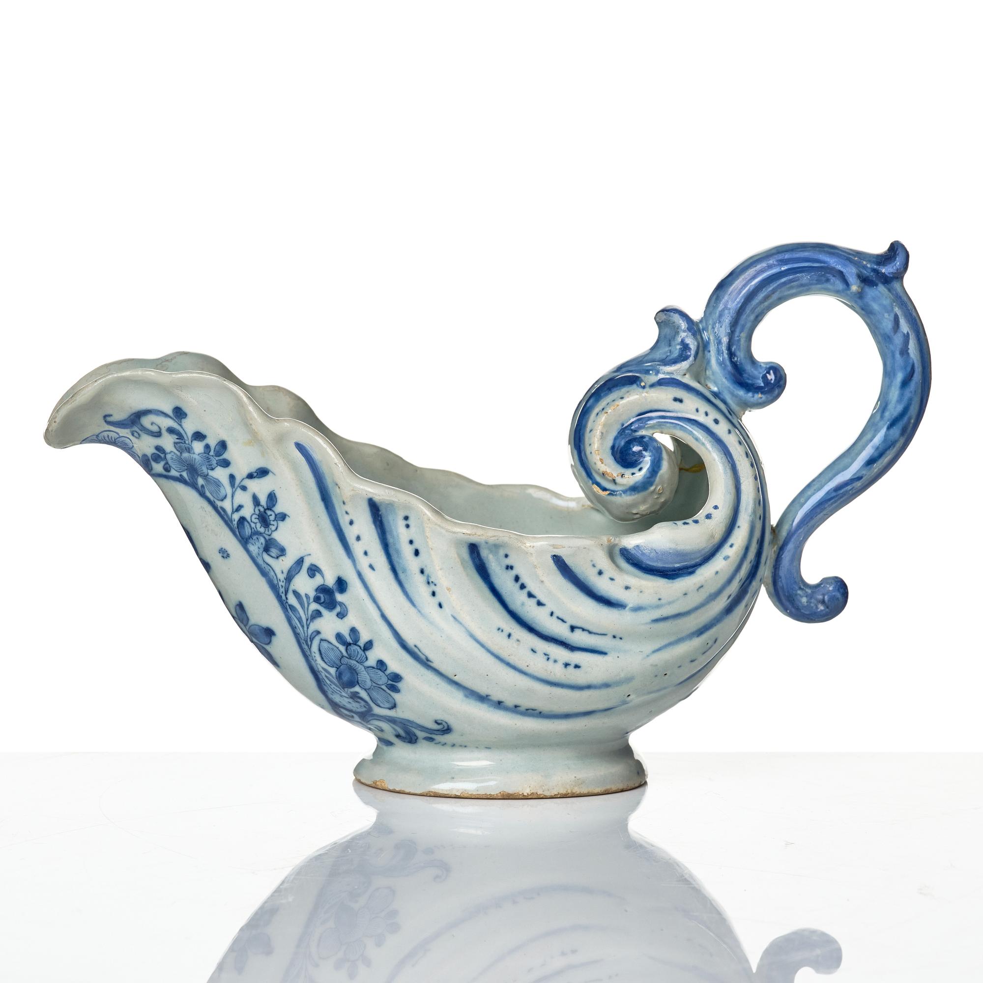 A Dutch faience saucer, 18th century.