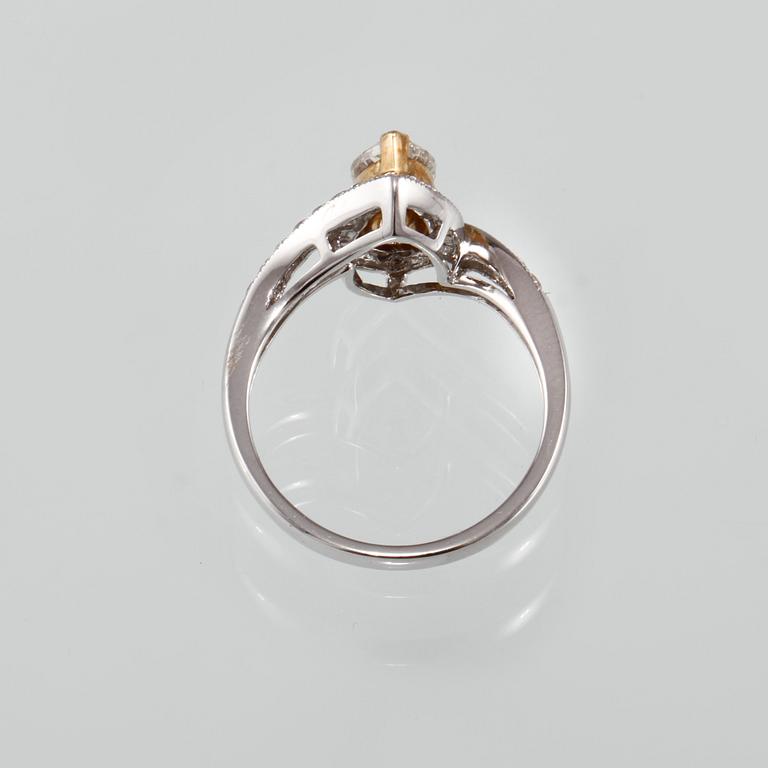 RING, 18K guld och vitguld med briljantslipade diamanter ca 0.33 ct samt navettslipad diamant ca 1.00 ct. Vikt 4,3 gram.