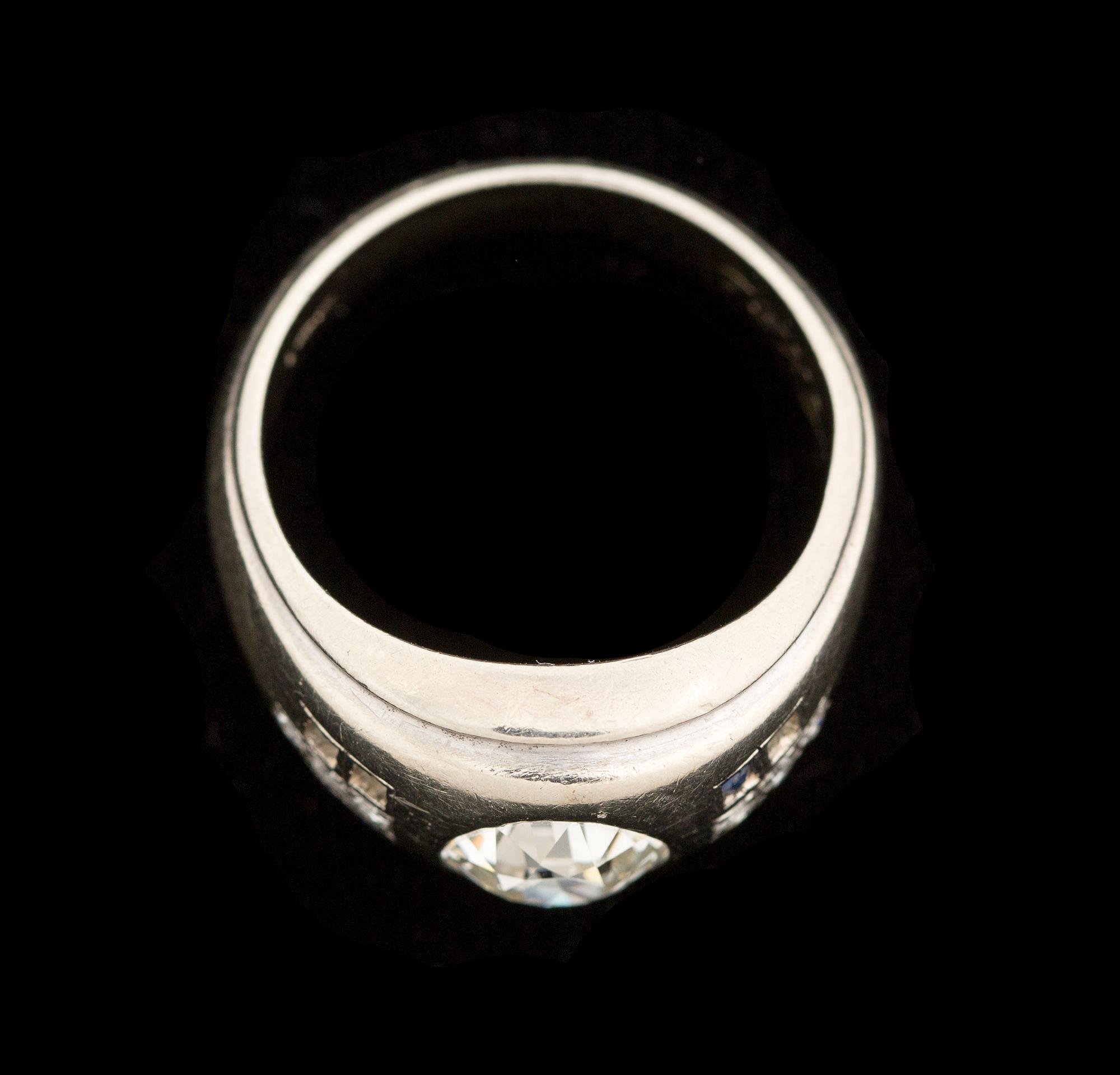 RING, 14 k vitguld med gammalslipad diamant ca 1,30 ct samt safirer. Vikt ca 8,5 g.