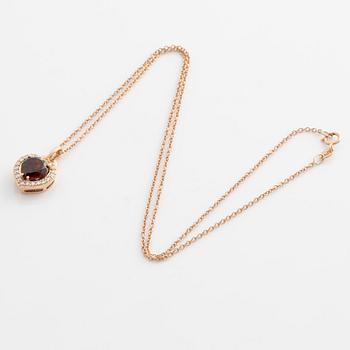Collier med hjärtformad granat och briljantslipade diamanter.