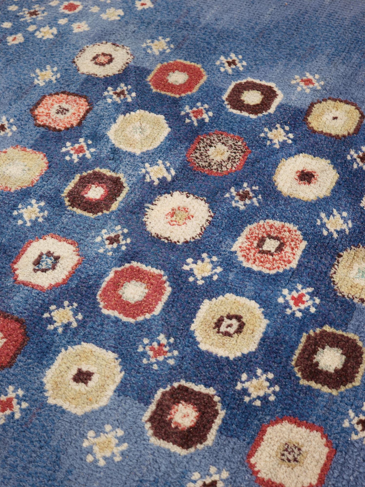 Barbro Nilsson, MATTA. "Blå rabatten". Rund. Flossa. Diameter 291-302 cm. Märta Måås-Fjetterström AB, Barbro Nilsson. Osignerad.