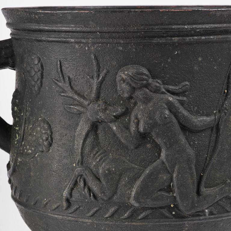 Ivar Johnsson, trädgårdsurnor, ett par, "Diana", Näfveqvarns bruk, Swedish Grace.