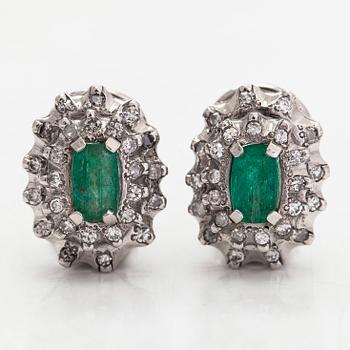 Örhängen, 14K vitguld med smaragder och diamanter.