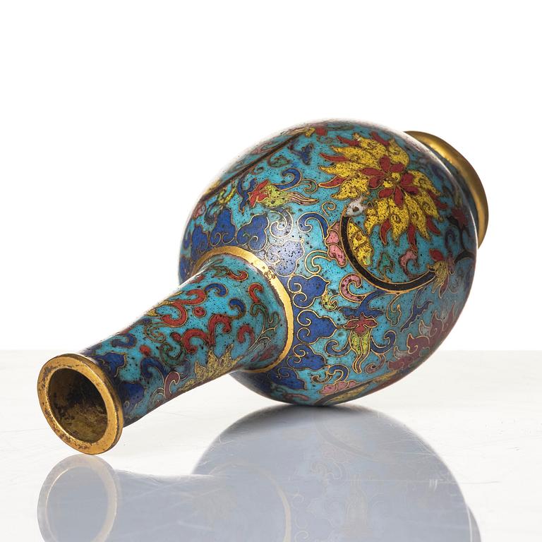 Vas, cloisonné. Qingdynastin, med Qianlongs märke och period (1736-95).