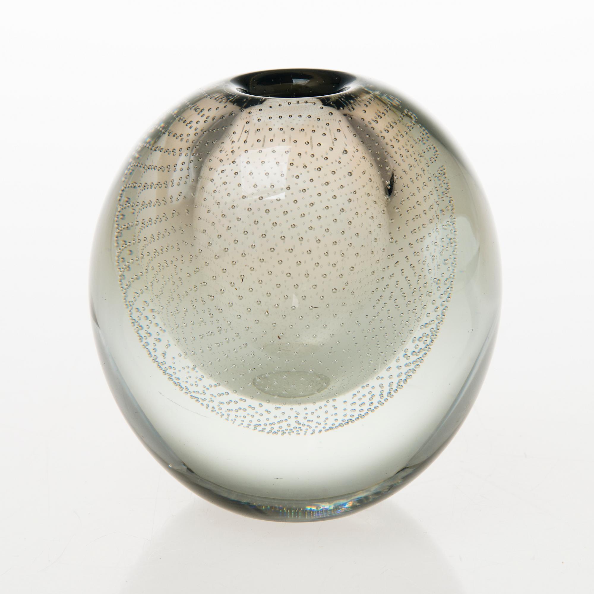 GUNNEL NYMAN, A glass vase signed G. Nyman Nuutajärvi Notsjö -53.