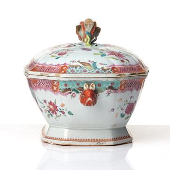 Terrin med lock och fat, kompaniporslin. Qingdynastin, Qianlong (1736-95).