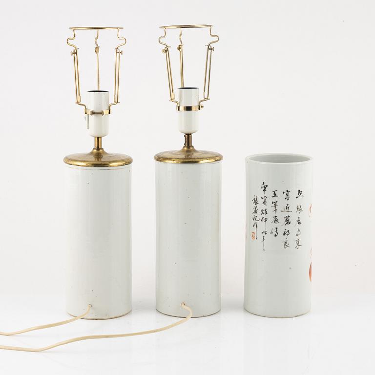 Två bordslampor samt vas, porslin, Kina, 1900-tal.