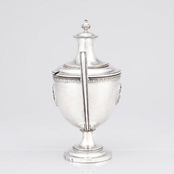 Johan Schvart, sockerskål med lock, silver, Karlskrona 1791. Strösked, silver. Gustaf Möllenborg, Stockholm 1892.