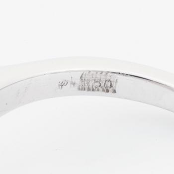 Ring platina med en smaragdslipad diamant.