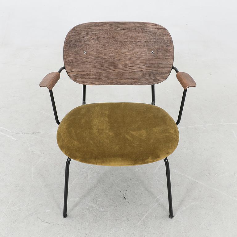 Norm Architects karmstol "Co-pilot Lounge Chair" för Menu Danmark samtida.