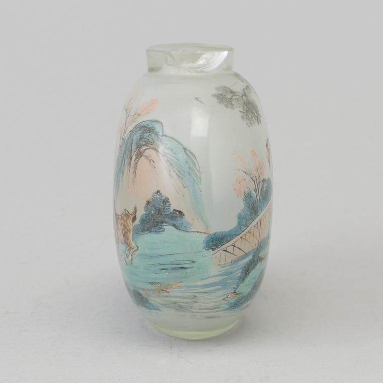 A large Chinese glass snuff bottle, circa 1900.