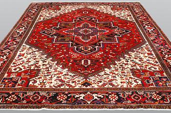 A Heriz / Gorovan carpet, ca 307 x 246 cm.