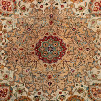 A carpet, semi-antique, Tabriz, ca 298 x  228 cm.