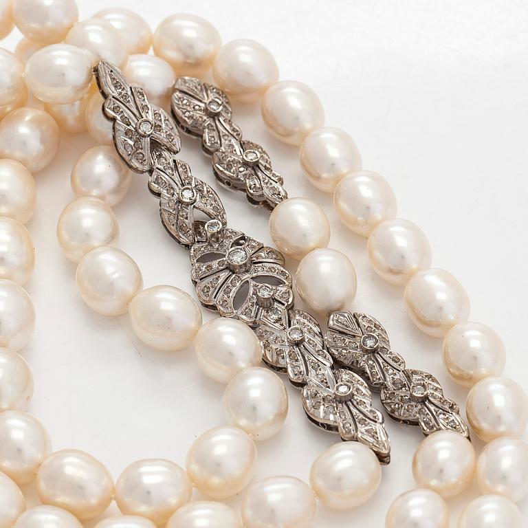 Helminauha, sterlinghopeaa, makeanvedenhelmiä ja timantteja.