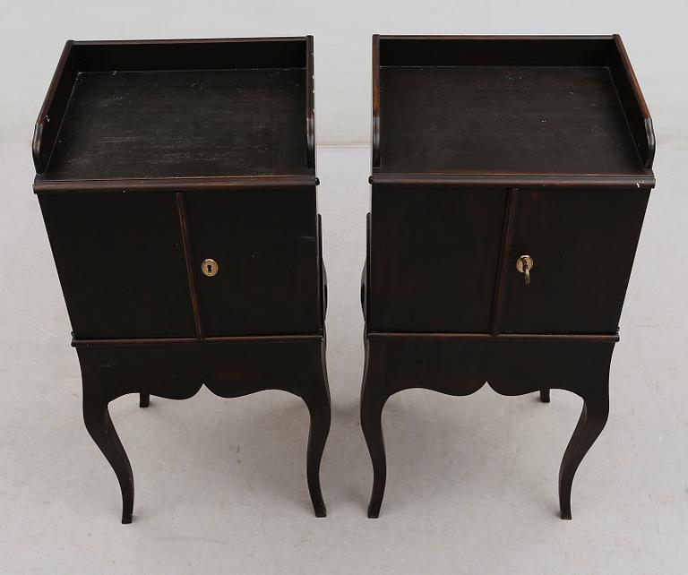 SÄNGBORD, 1 par, rokokostil, för Nationalmuseum, 1900-talets andra hälft.