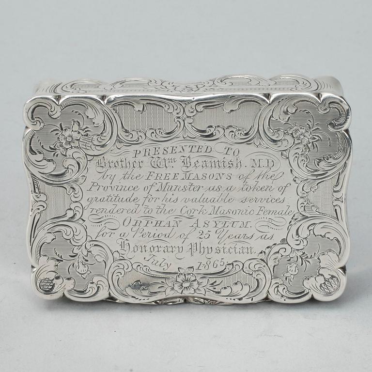 SNUSDOSA, för frimurare, silver, Birmingham England 1852. Vikt ca 135 gram.