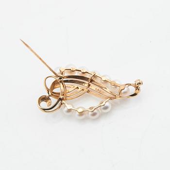 Brooch Mikimoto, 14K gold with cultured pearls.