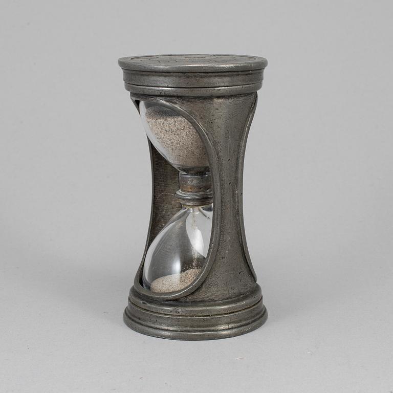 A pewter hour glass, 18th/19th century.