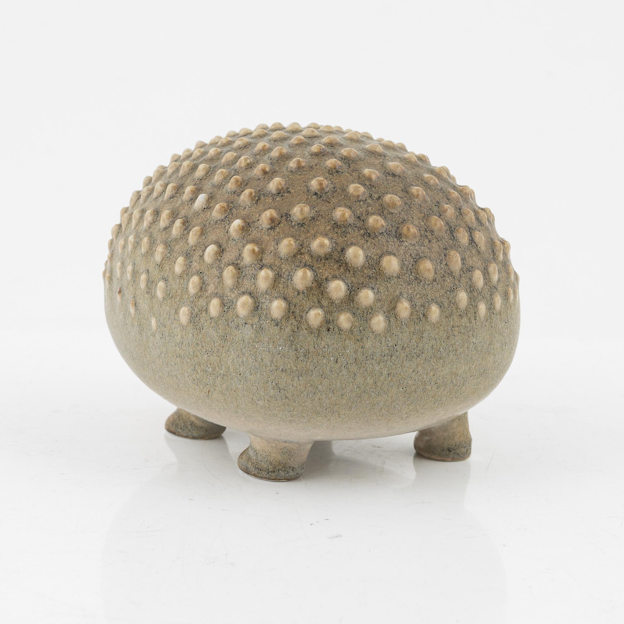 Lisa Larson, skulptur, Gustavsberg "Igelkott", för NK, Nordiska Kompaniet i samarbete med WWF. Limiterad upplaga om 2200.