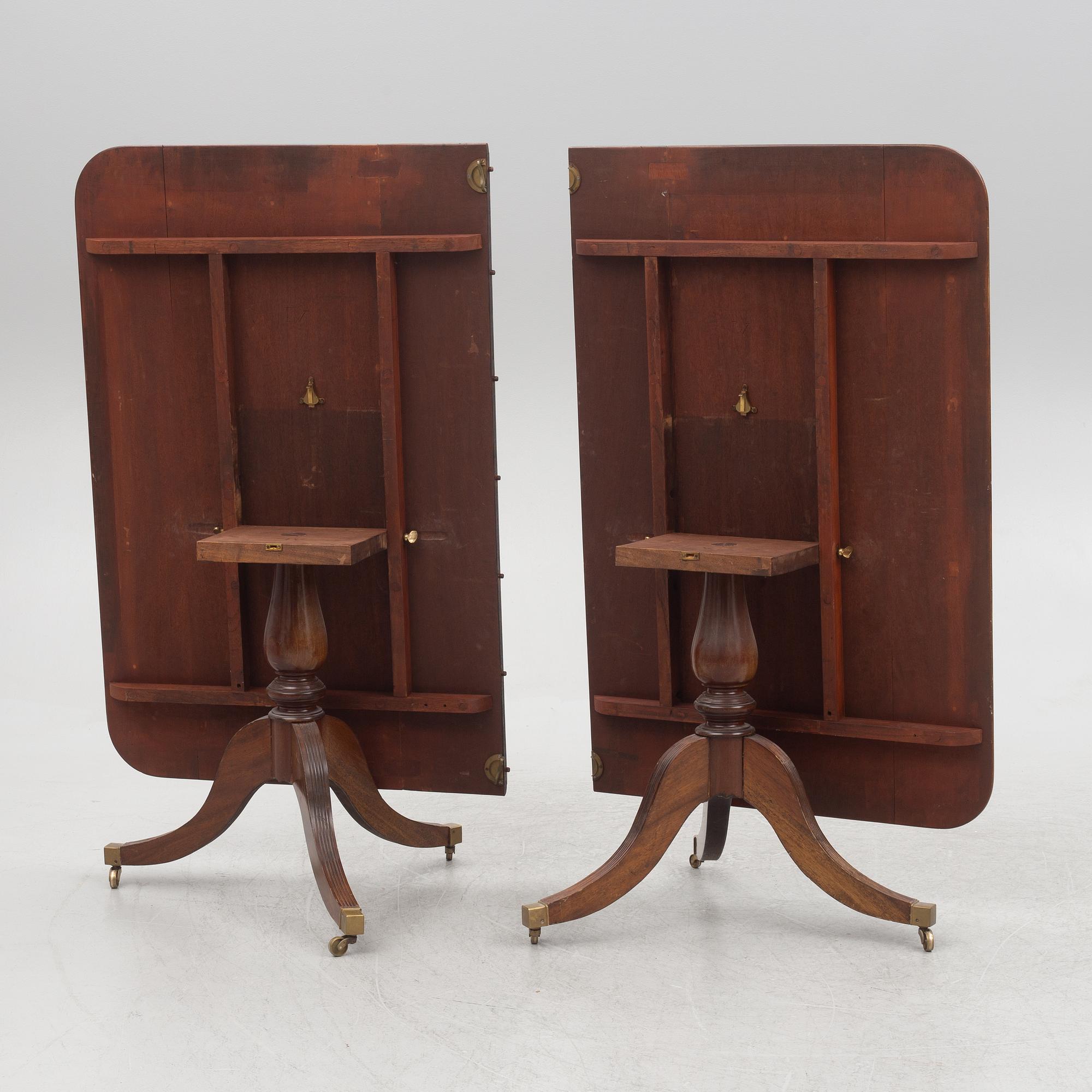 A two-part mahogany Georgian/Victorian dining table, England, first half of the 20th century.