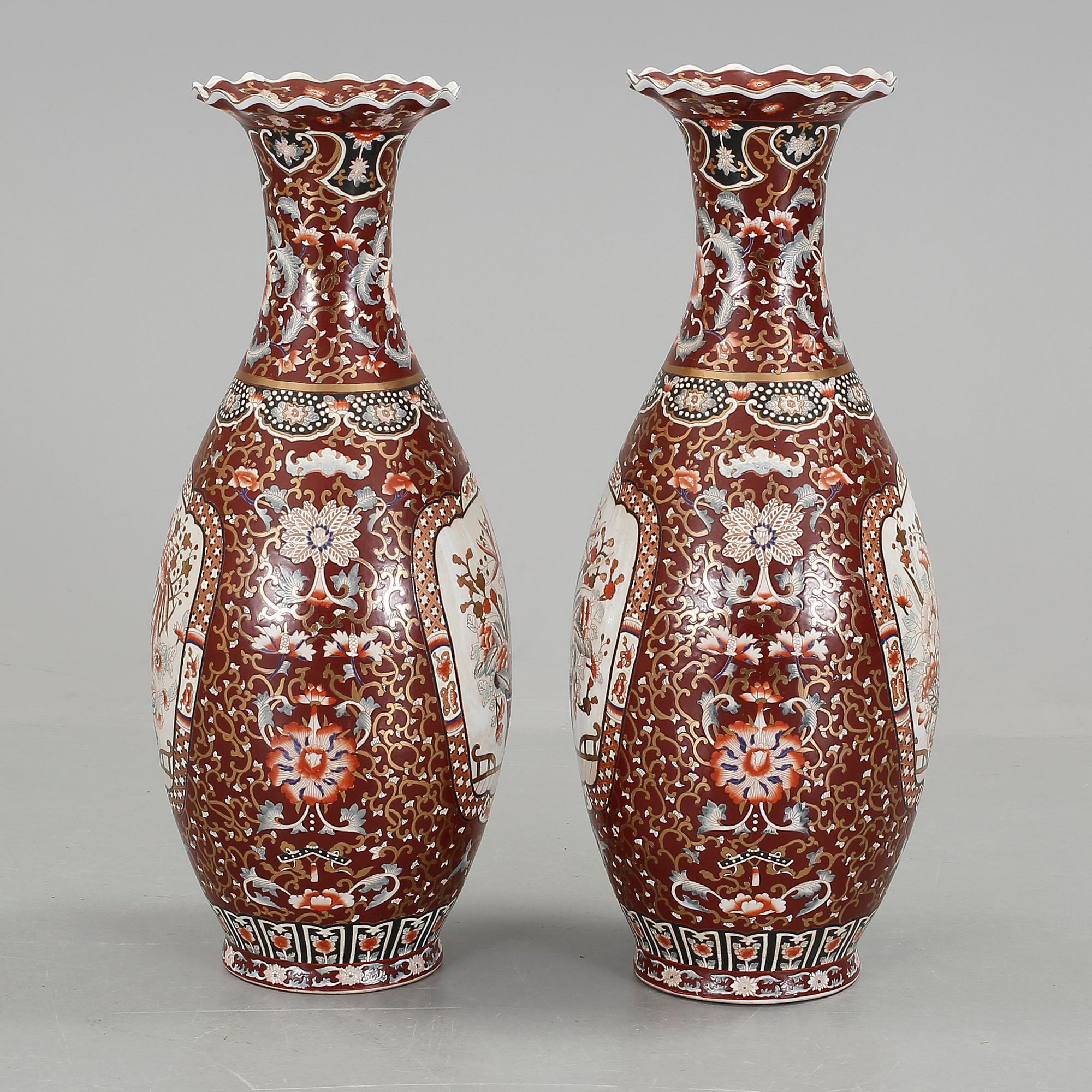 GOLVVASER, ett par, porslin, Kina, 1900-tal.