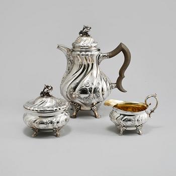 KAFFESERVIS, 3 delar, silver, rokokostil, C.G Hallberg, Stockholm, 1944 och 1945, total vikt ca 1315 gram.