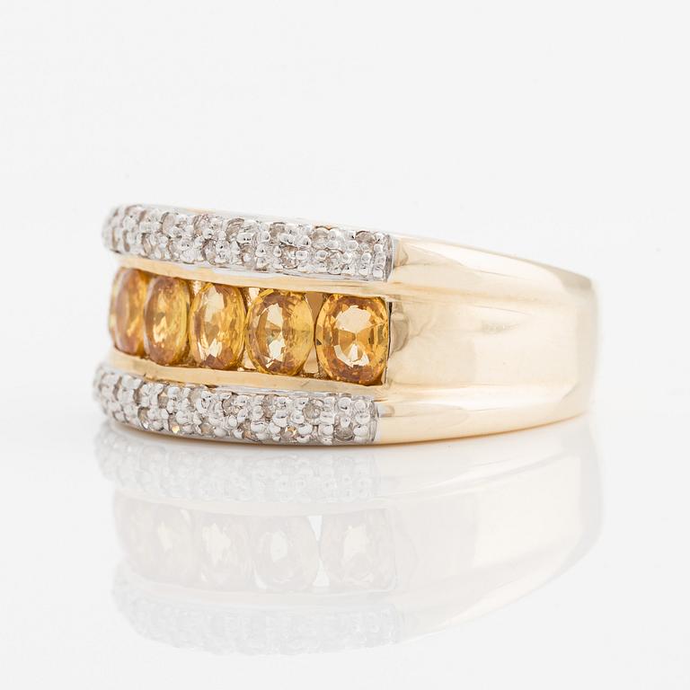 Ring, 14K guld med små diamanter och gula färgade stenar.