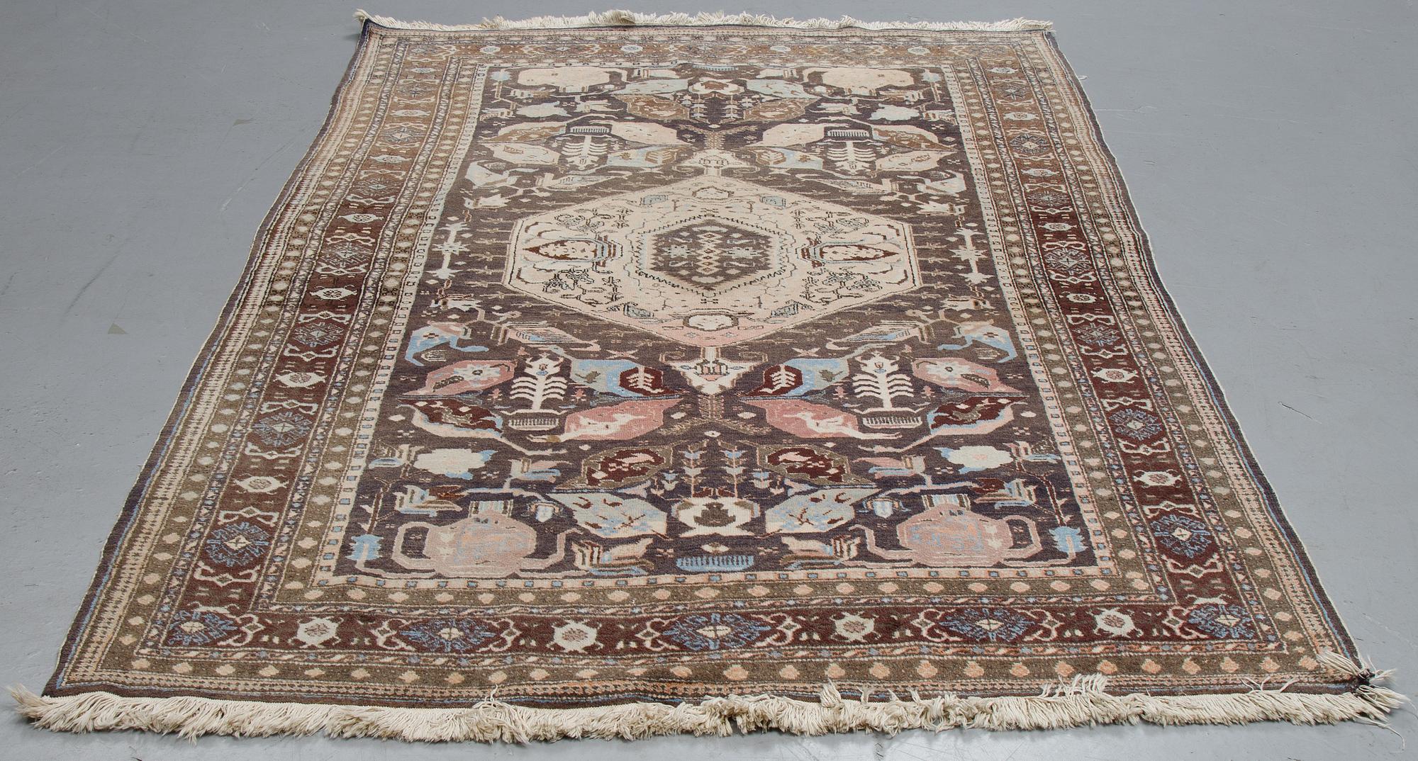 A carpet, semi-antique/Old Ardabil, ca 264 x 272 cm.