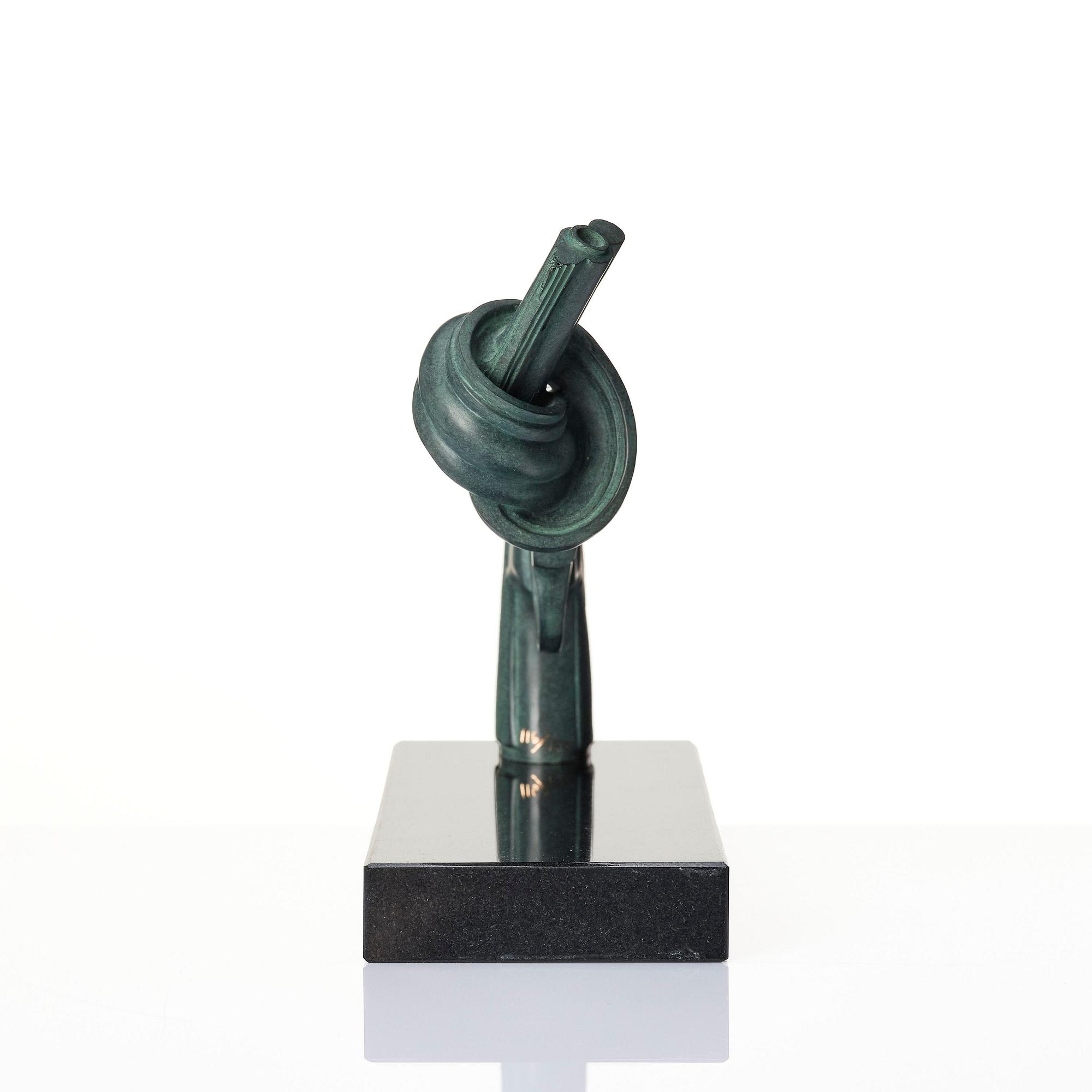 Carl Fredrik Reuterswärd, "Non Violence Knotted Gun".