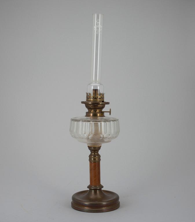 FOTOGENLAMPA, mässing och glas, märkt Kosmos Brenner, omkring 1900.