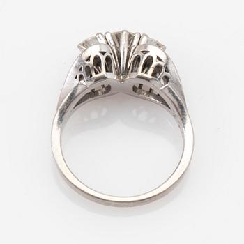 Ring, 18k white gold with brilliant-cut diamonds.