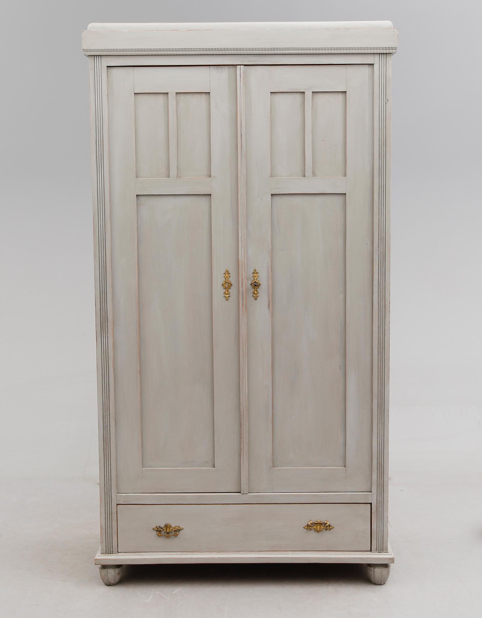 KLÄDSKÅP, omkring år 1900.