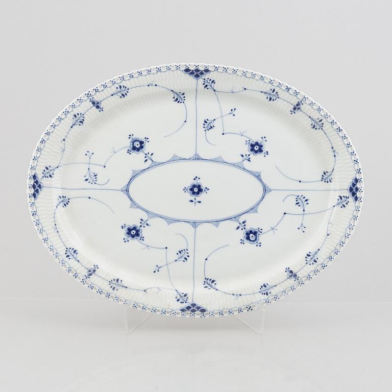 A "Blue Fluted Full Lace" / "Musselmalet" serving dish, Royal Copenhagen, model 1151, 1898-1923.