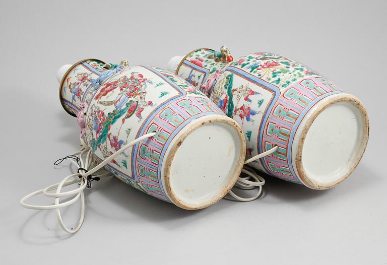 BORDSLAMPOR, ett par, porslin, Kina, 1800/1900-tal.