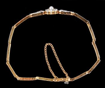 ARMBAND, 18k guld med pärla och åtta briljantslipade diamanter, G Dahlgren & Co, Malmö, 1918. 9 g.