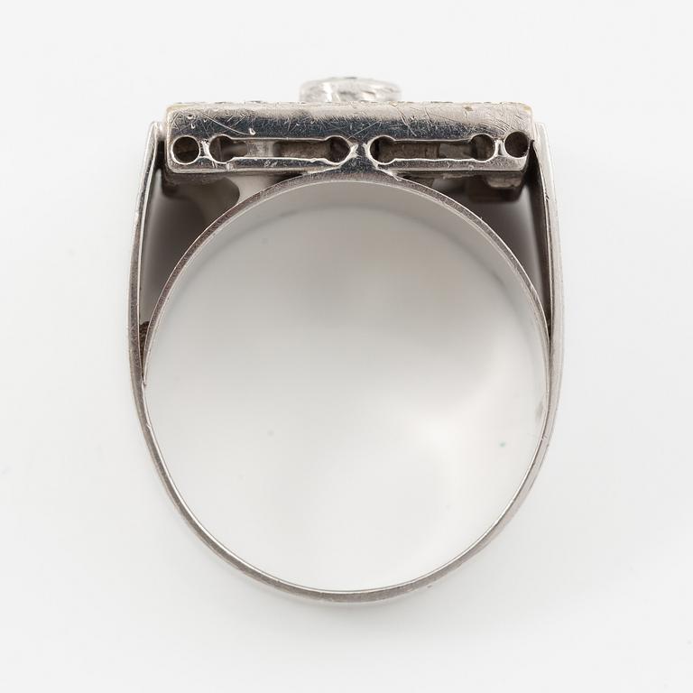 Ring, 18K white gold set with brilliant-cut diamonds.