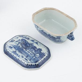 A blue and white butter dish, China, Qianlong (1736-95).