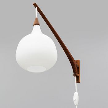 UNO & ÖSTEN KRISTIANSSON, an oak wall light from Luxus, 1950's/60's.