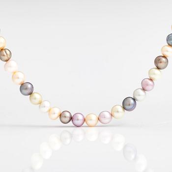 A pearl collier with cultured pearls and a metal and glass clasp.