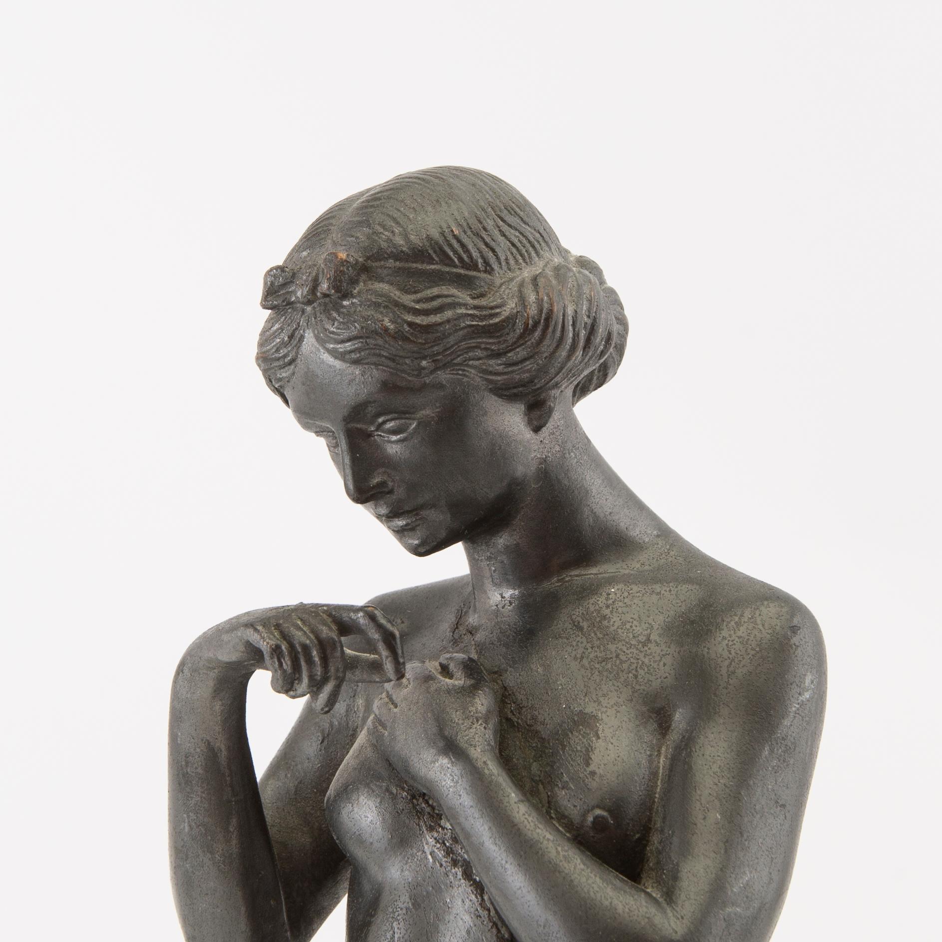 Dekorativ skulptur naken kvinna 1900-talets början.