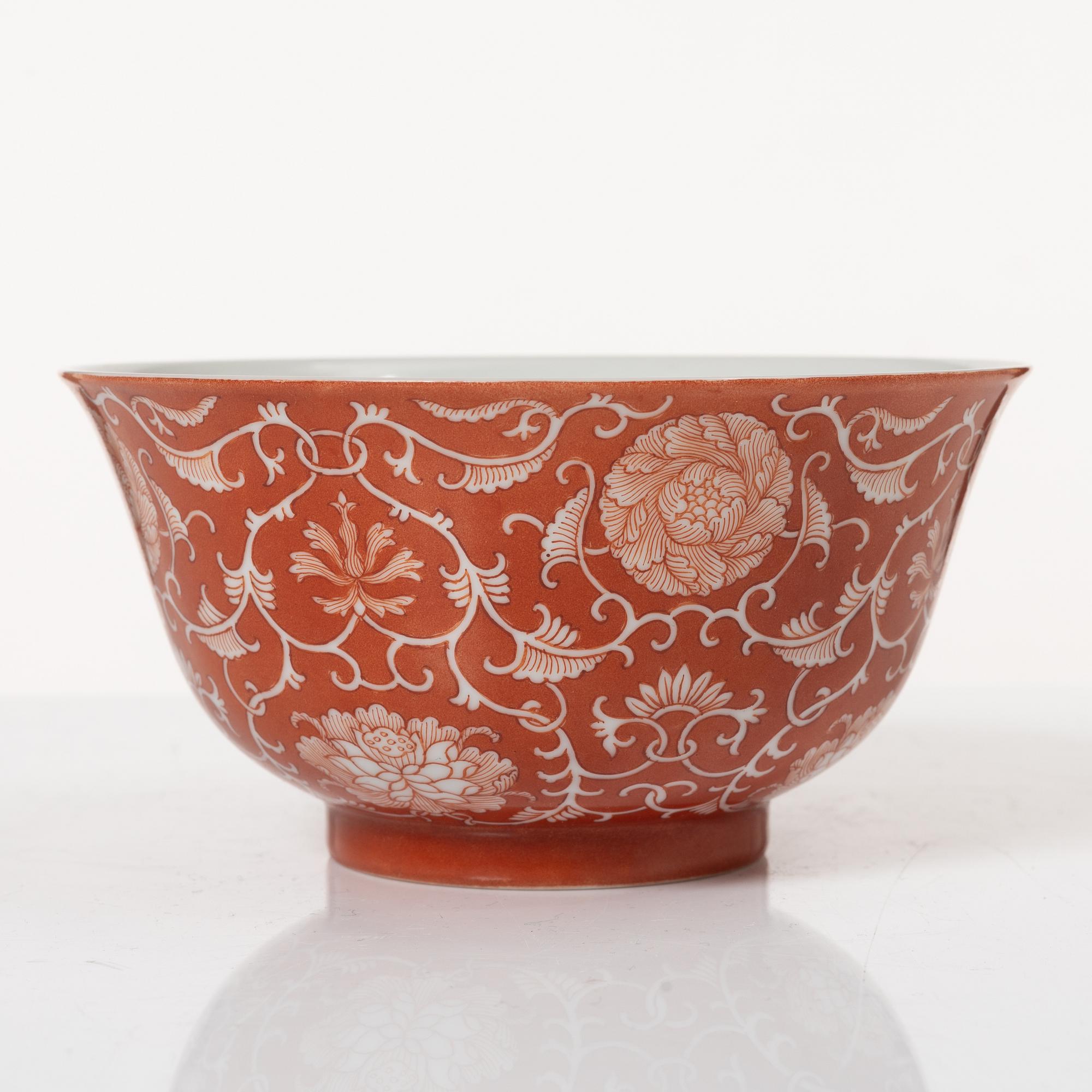 A coral red reserve decorated floral bowl, Qing dynasty.