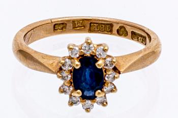 Ring 18K gold, 1 sapphire approx 6 x 4 mm, brilliant-cut diamonds approx 0,10 ct, size 54.