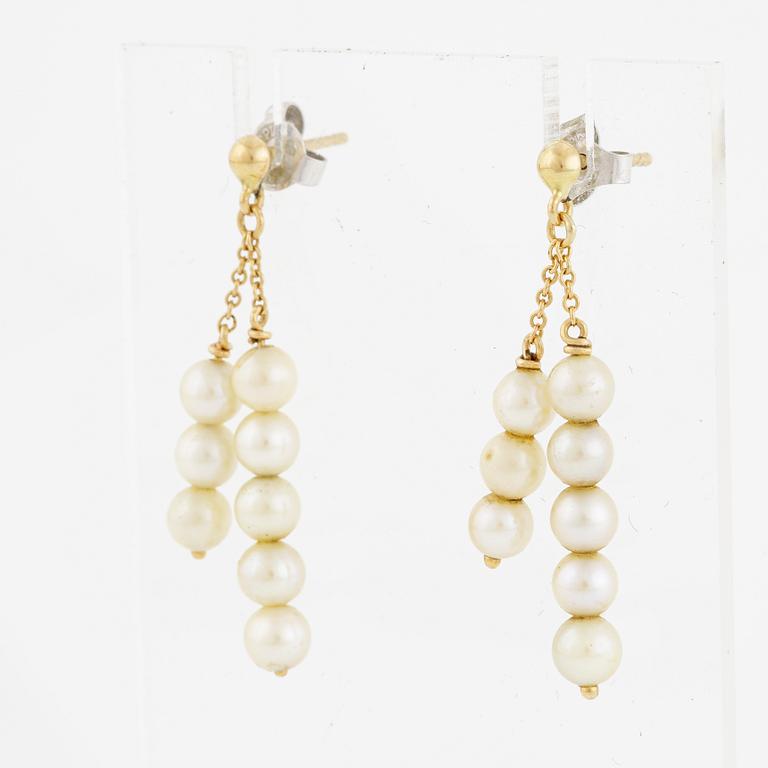 Earrings, a pair, 18K gold with pearls.