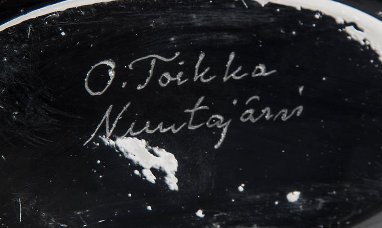 FLASKOR, 2 st, glas, "Smultronstället", signerade O. Toikka Nuutajärvi. 1980-talets mitt.
