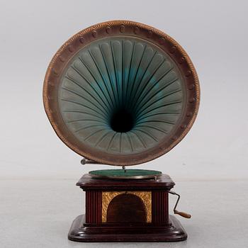 An early 20th century 
English gramophone player.